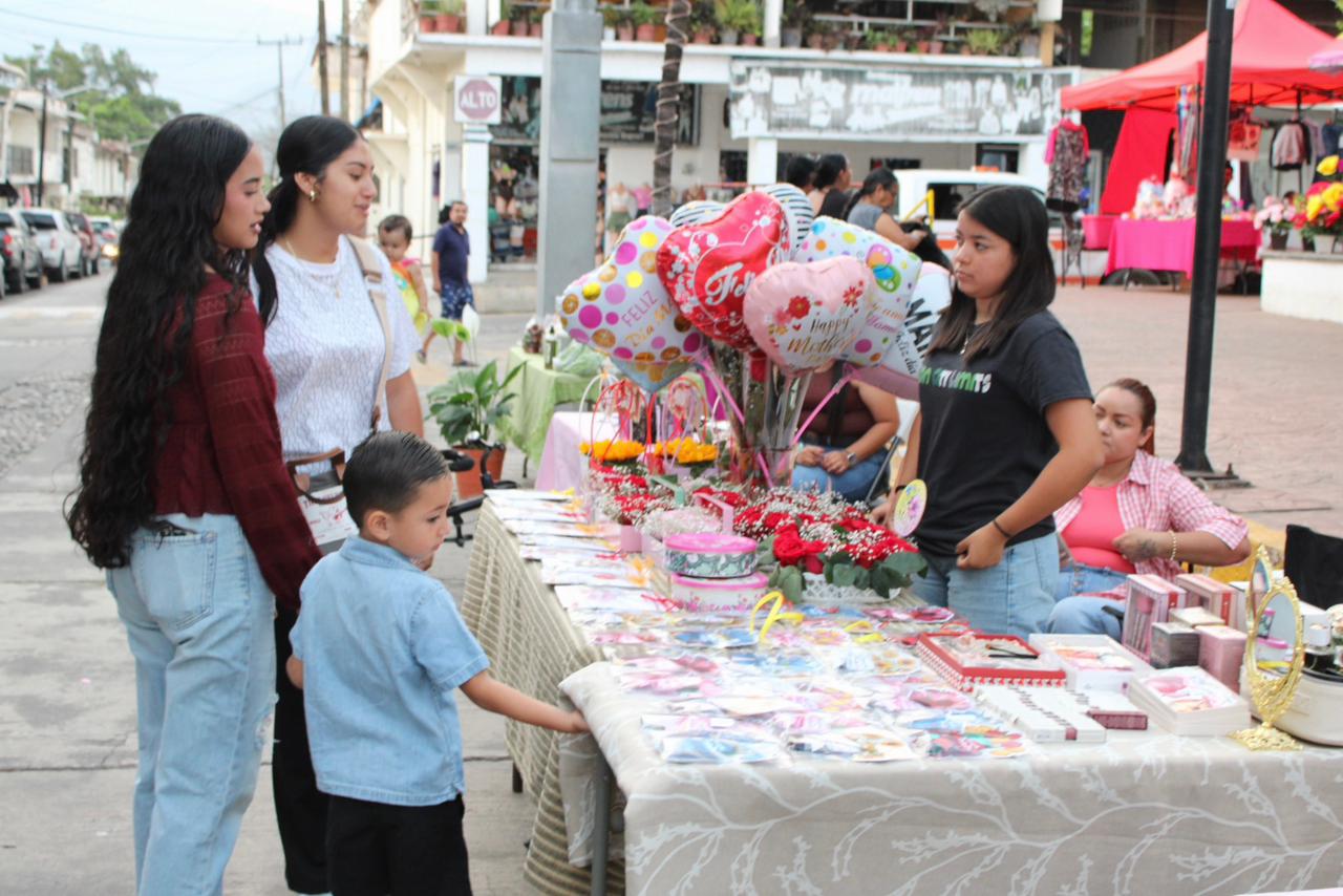 Administración de Indira Vizcaíno impulsa talento juvenil con Mercadito Joven en Minatitlán