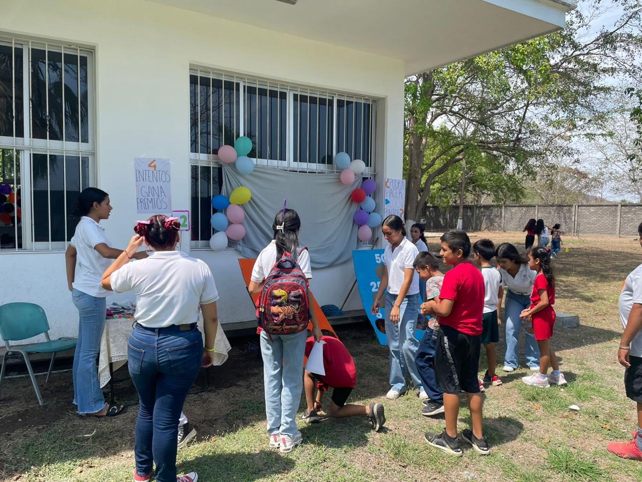 Festejan a 123 niños de la Primaria  Independencia, en Armería