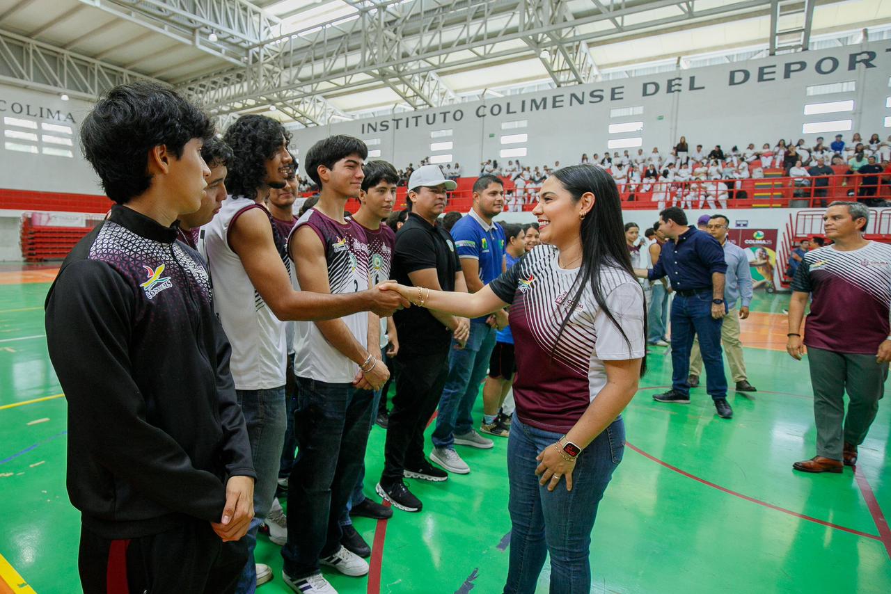 Indira Vizcaíno abanderó a delegación colimense que irá a los Juegos Nacionales de Educación Media Superior