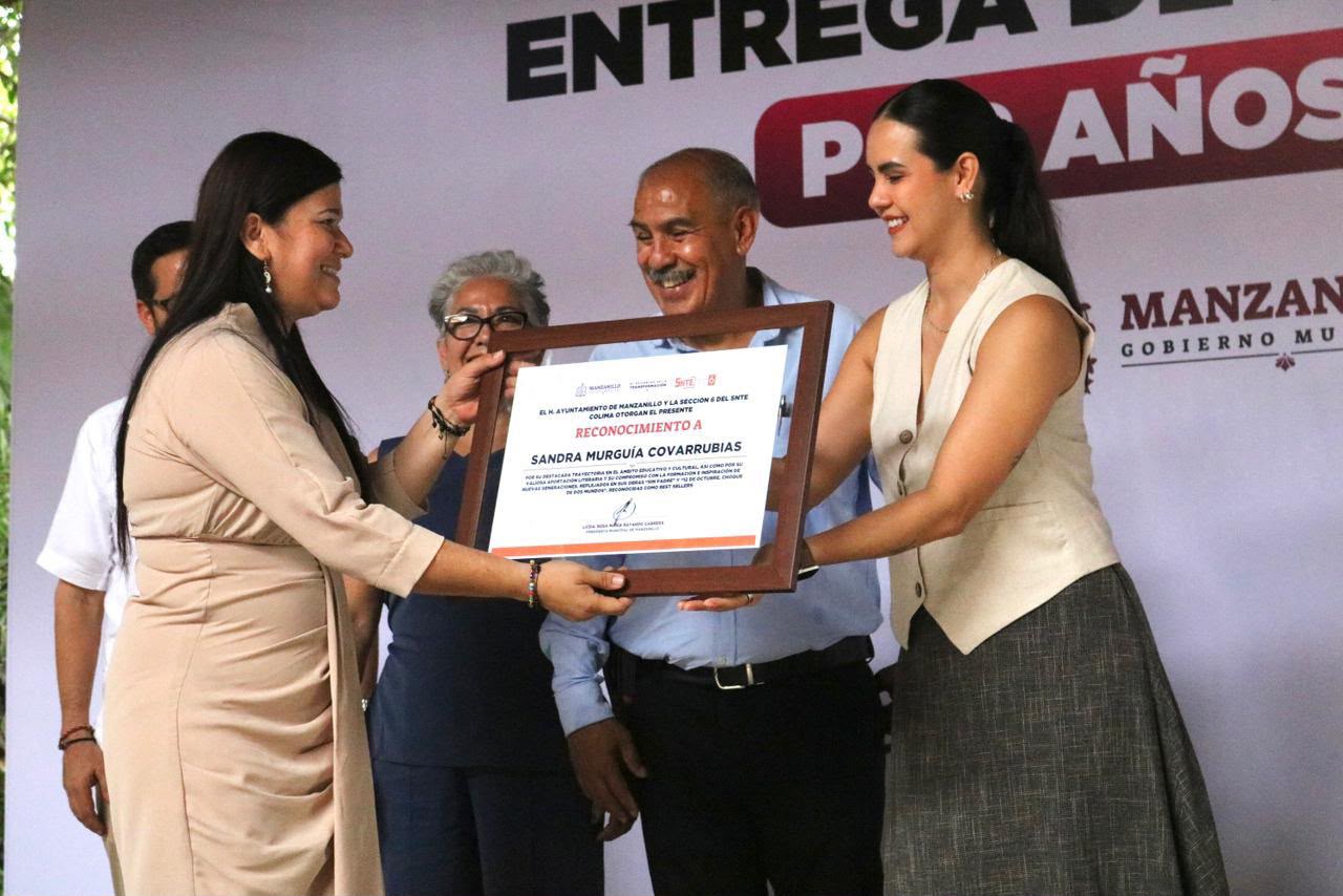 Rosi Bayardo reconoce trayectoria de docentes que han formado generaciones en Manzanillo