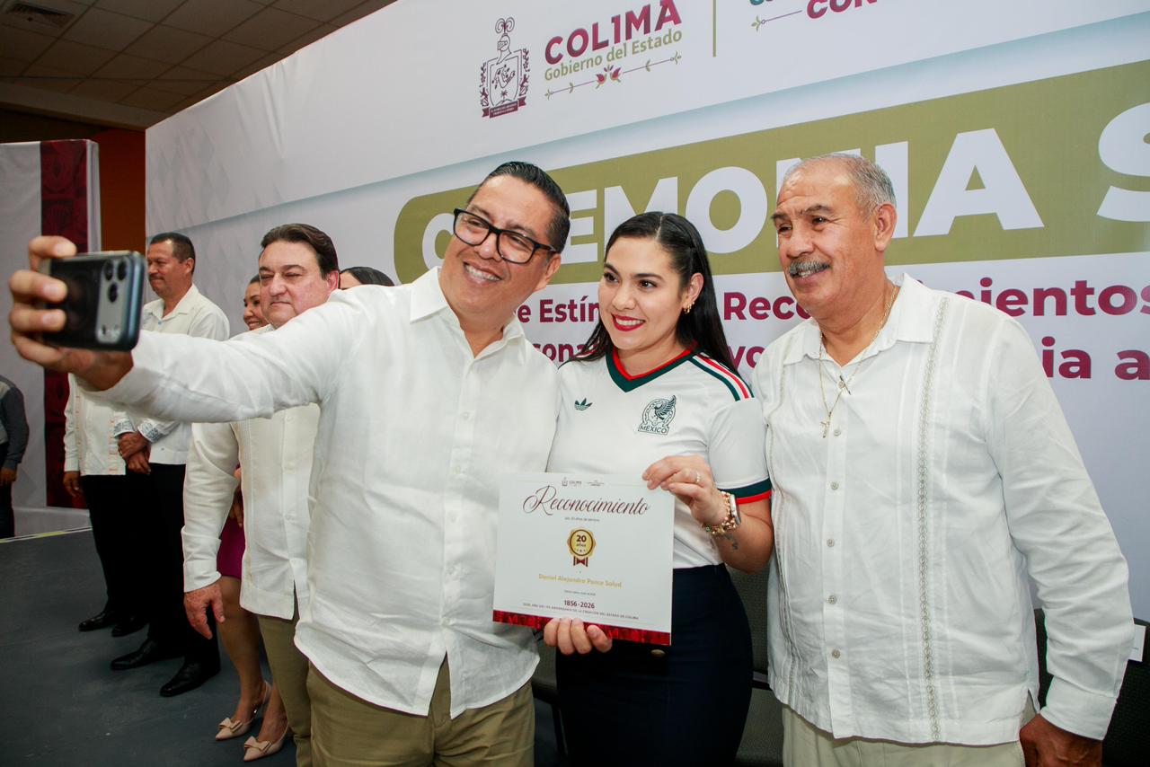Indira Vizcaíno entrega estímulos a personal de apoyo y asistencia a la educación