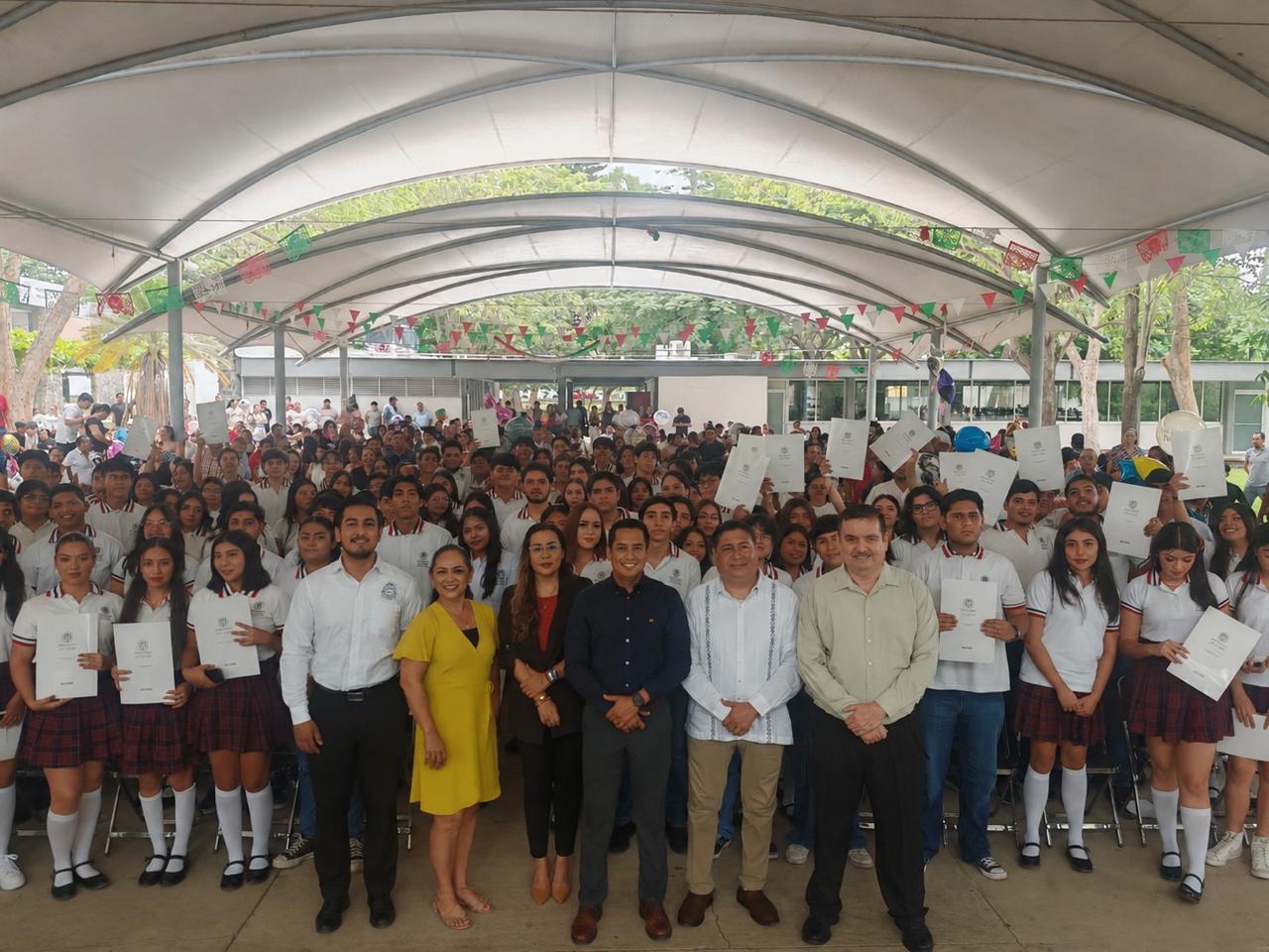 Concluyen 136 jóvenes su formación media superior en el Bachillerato 18