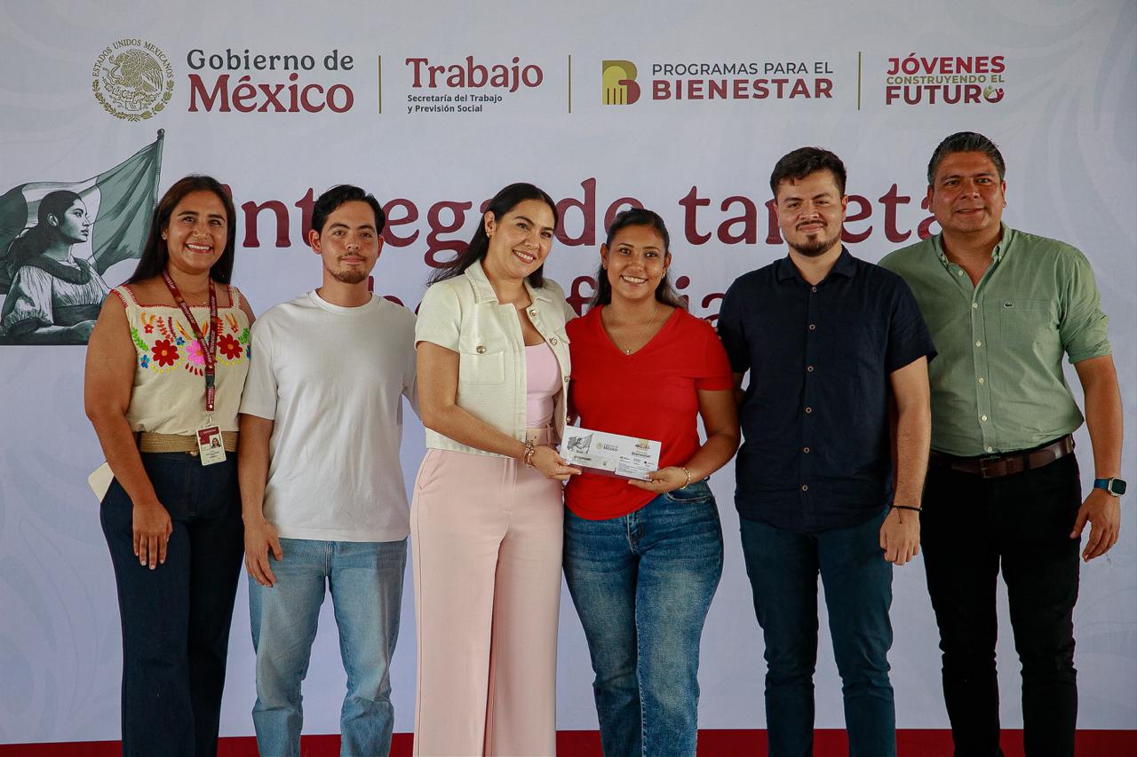 Gobernadora acompañó la entrega de 186 tarjetas de JCF para jóvenes villalvarenses