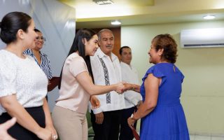 Gobernadora de Colima entrega pagos de marcha a familias de trabajadores de la educación