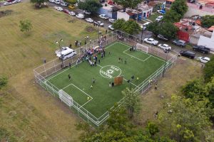 Indira Vizcaíno entregó cancha de futbol 5 en la colonia Tabachines de VdeA.