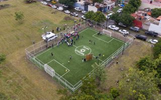 Indira Vizcaíno entregó cancha de futbol 5 en la colonia Tabachines de VdeA.