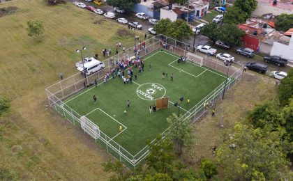 Indira Vizcaíno entregó cancha de futbol 5 en la colonia Tabachines de VdeA.