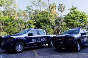 Indira Vizcaíno entregó patrullas, uniformes y equipamiento al Ayuntamiento de Colima