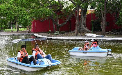 Indira Vizcaíno invita a familias colimenses a visitar el Parque Regional y las albercas