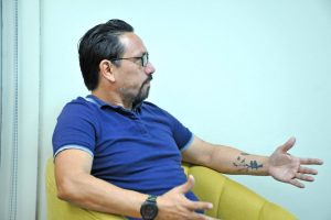 Publica Ihovan Pineda libro sobre la fractura entre el deseo y la realidad