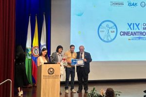Gana universitario premio a la mejor presentación como investigador joven, en congreso mundial de Colombia