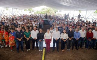 Indira Vizcaíno dio el banderazo para la primera piedra de la construcción del Centro Comunitario ‘México Imparable’ en Colima