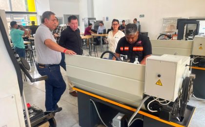Capacitan a docentes de la UdeC en manejo de equipo especializado para electromecánica