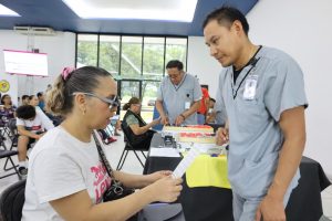 Beneficencia Pública entrega más de medio millar de lentes gratuitos para fortalecer la salud visual de la población vulnerable en Colima