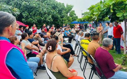 Joel Padilla atiende invitación de tianguistas en Valle de las Palmas Tecomán