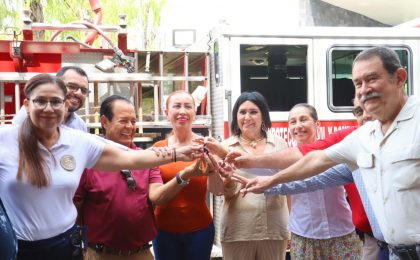 ‎Entregan Club Rotario y empresarios ‎camión de bomberos a Villa de Álvarez