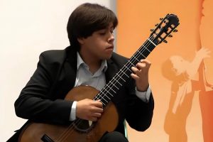 Destaca Axel Centeno en concursos de guitarra de España y Michoacán