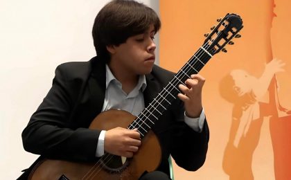 Destaca Axel Centeno en concursos de guitarra de España y Michoacán