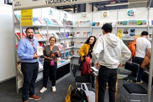 Libros universitarios frente a la IA: UdeC  participa en debate editorial en FILUNI 2026