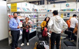 Libros universitarios frente a la IA: UdeC  participa en debate editorial en FILUNI 2026